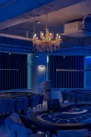 골드 샹들리에가 빛나는 프리미엄 홀덤펍